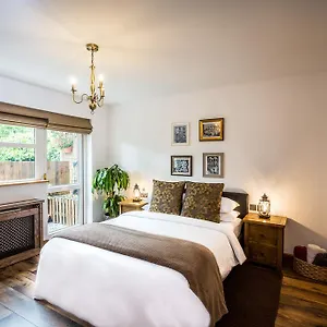 Rose Bed & Breakfast